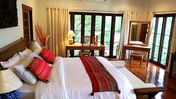 Lyxsvit - 1 kingsize-säng - utsikt mot trädgården - trädgård | Minibar, värdeförvaringsskåp på rummet och individuell inredning