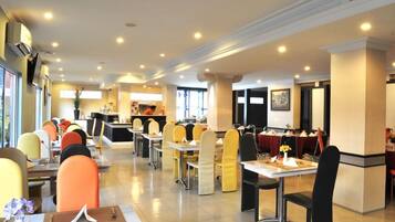 Breakfast, lunch, dinner served; Indonesian cuisine, al fresco dining