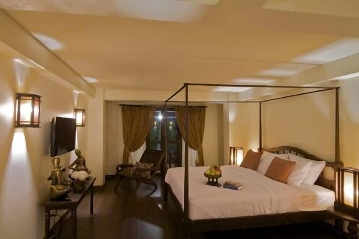 Blackout curtains, soundproofing, free WiFi