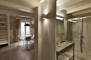 Standard-studiolejlighed | Badeværelse | Bruser, brusehoved med spredningseffekt, gratis toiletartikler