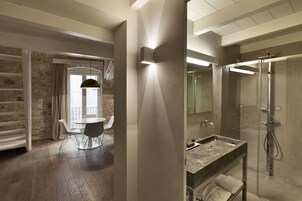 Standard-Studio | Badezimmer | Dusche, Regendusche, kostenlose Toilettenartikel, Haartrockner