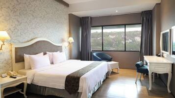 SUPERIOR DELUXE KING | Premium bedding, minibar, in-room safe, desk