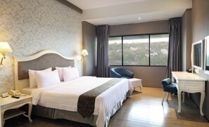 高級客房 | 高級寢具、迷你吧、客房內保險箱、書桌