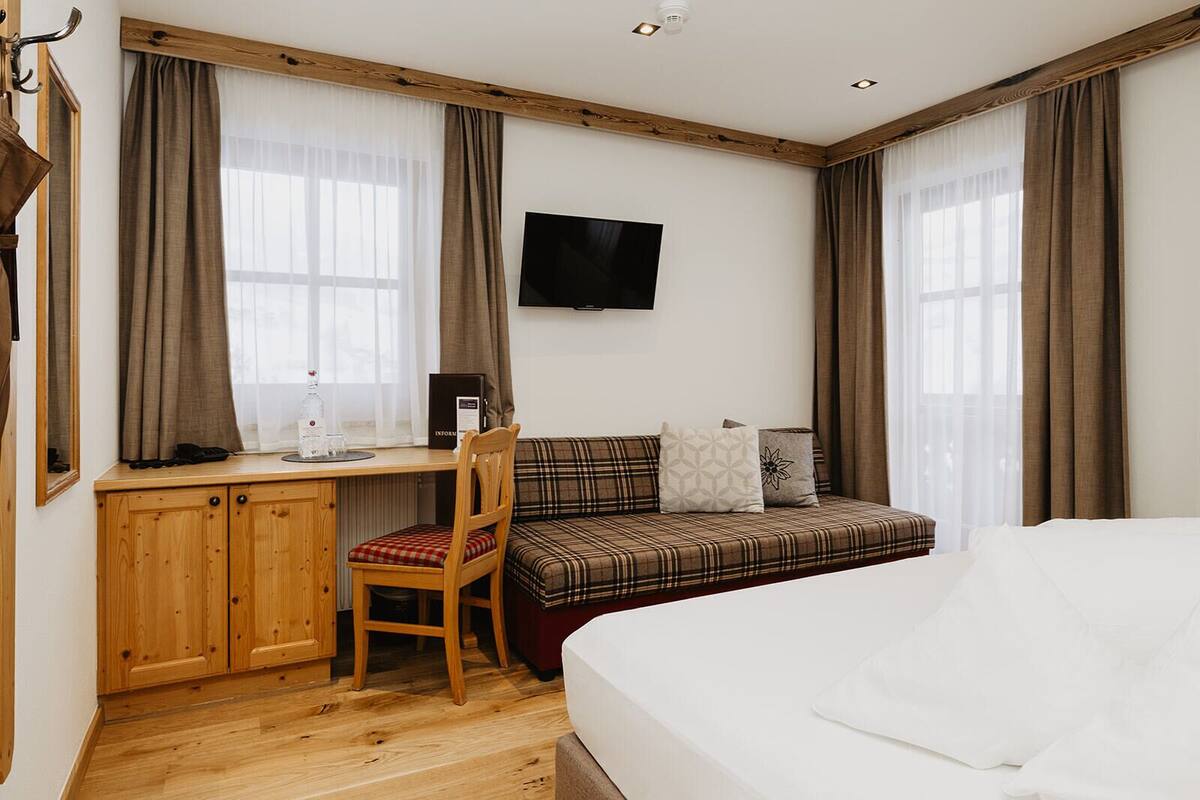 Comfort Double Room, Mountain View (Lavendel) | Hypo-allergenic bedding available, in-room safe, desk, soundproofing