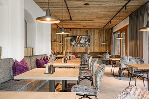 Petit déjeuner et dîner servis sur place