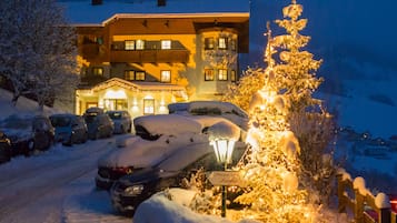 Majoituspaikan julkisivu illalla/yöllä