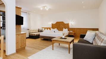 トリプルルーム バルコニー マウンテンビュー (Alpensuite) | 低刺激性寝具、セーフティボックス (室内)、デスク、防音設備