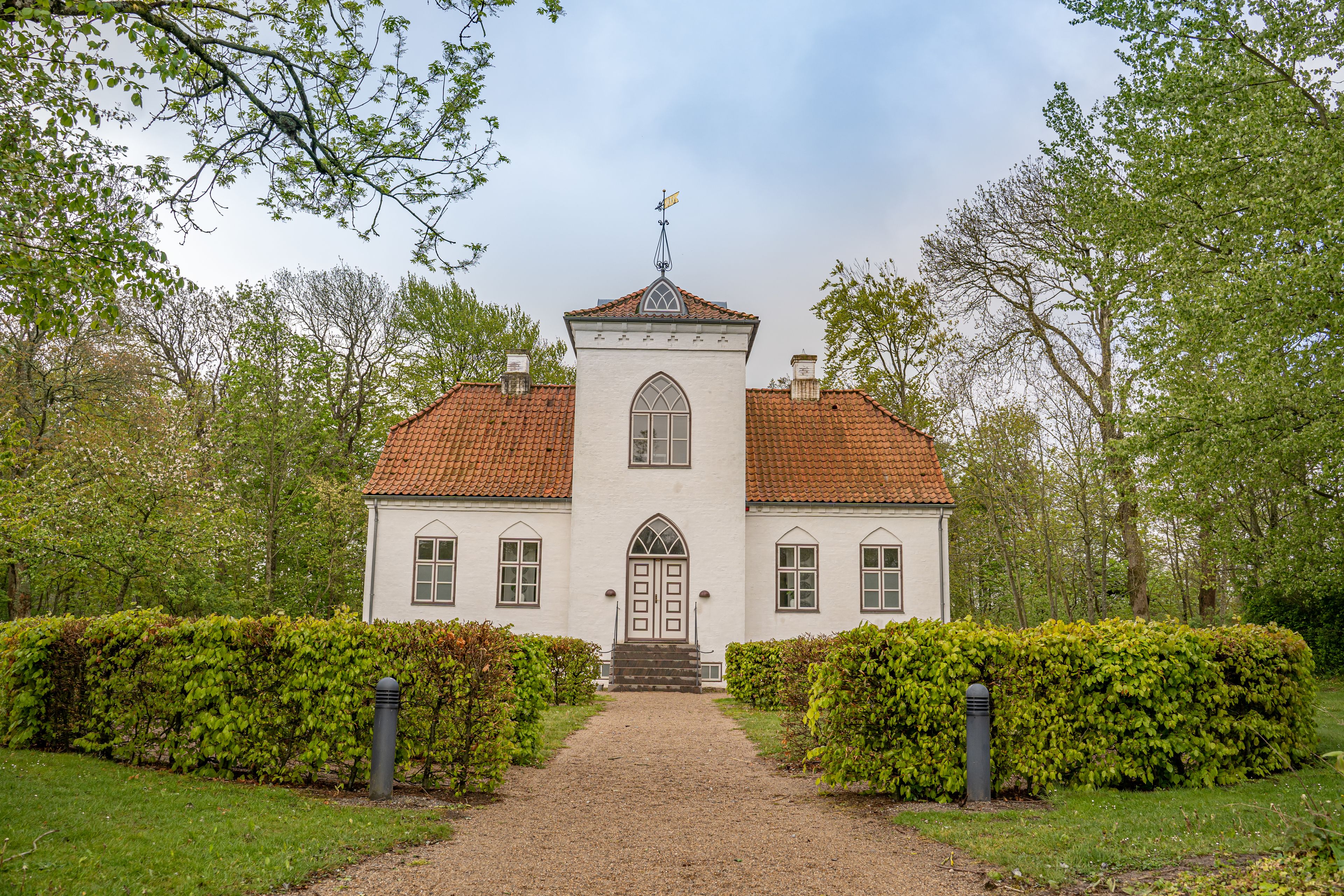 suite | living area | flat-screen tv