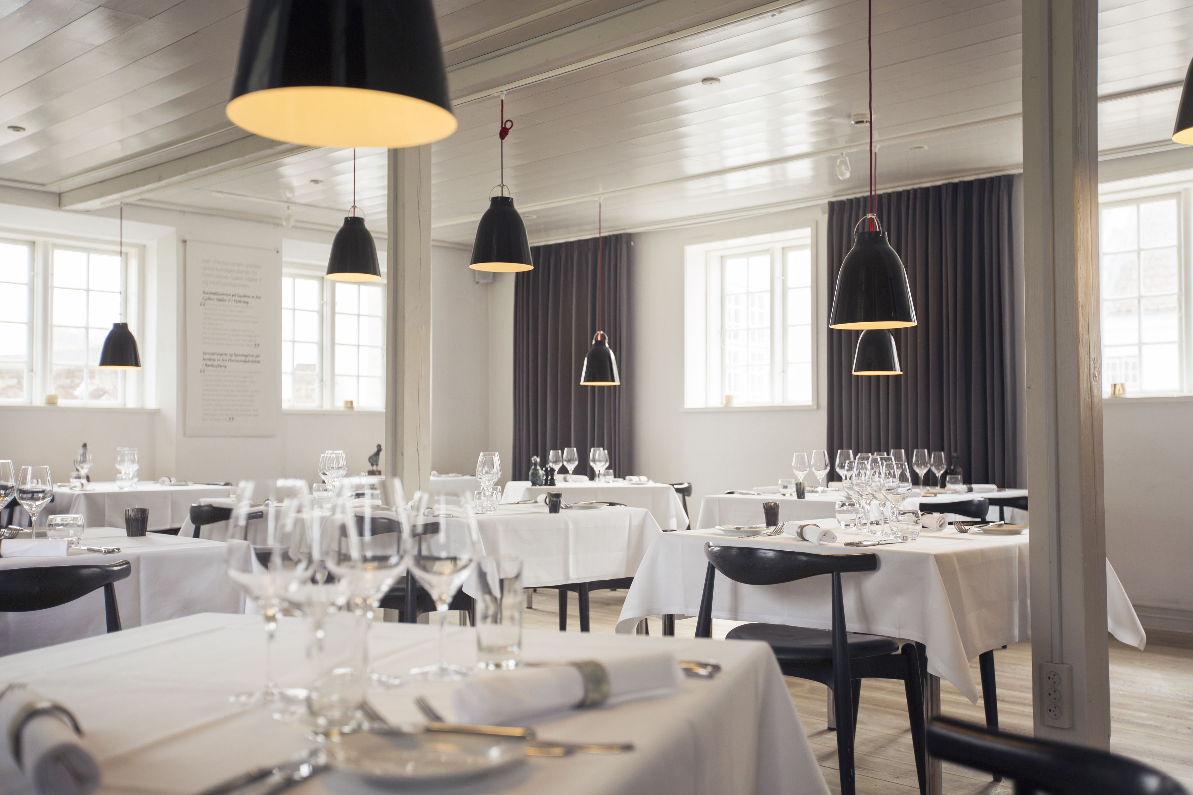 Frukost och lunch serveras, njut av de goda smakerna från lokala rätter.