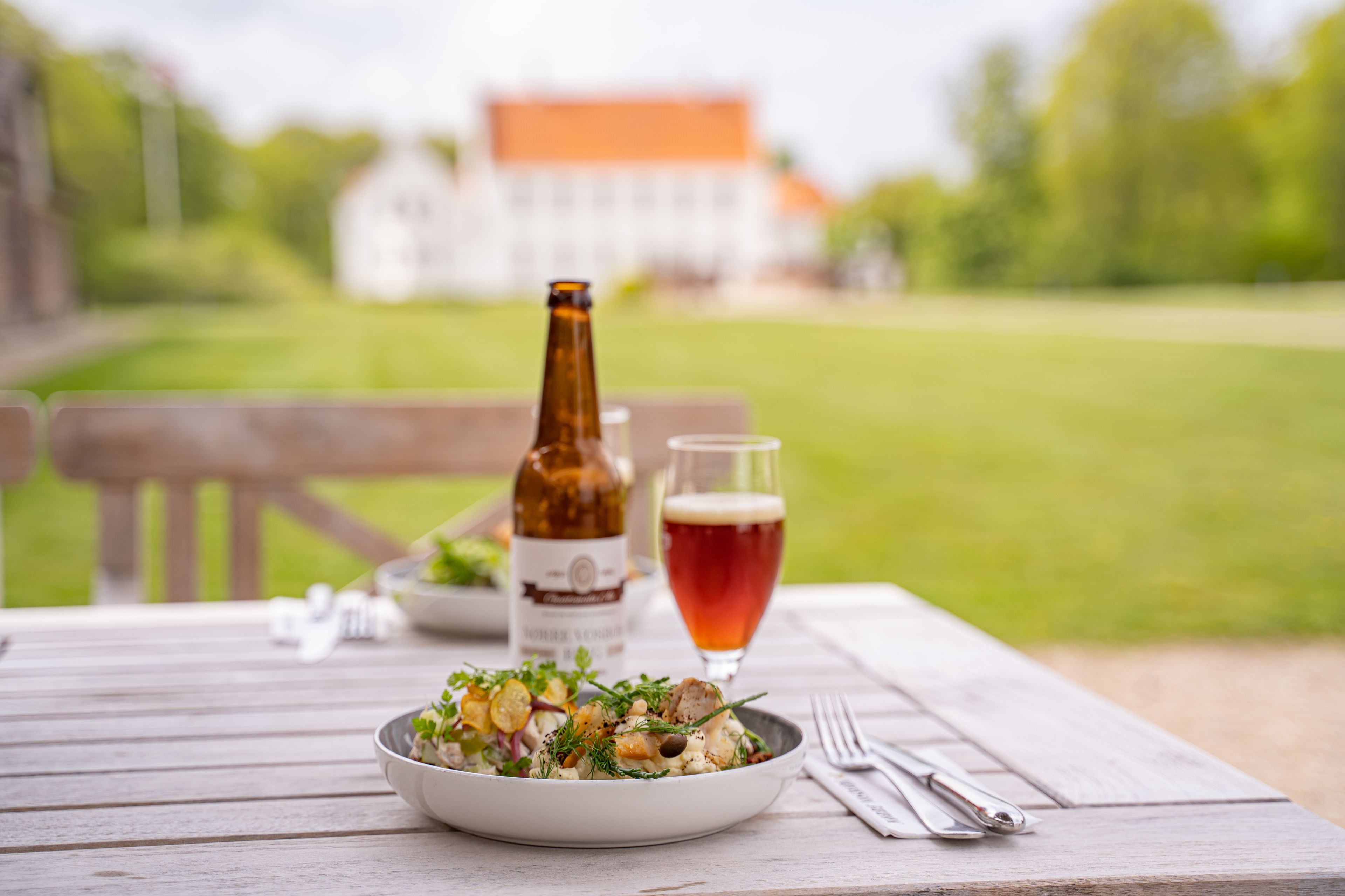 Frukost och lunch serveras, njut av de goda smakerna från lokala rätter.