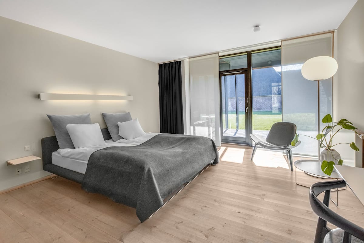 1 bedroom, premium bedding, desk, blackout curtains