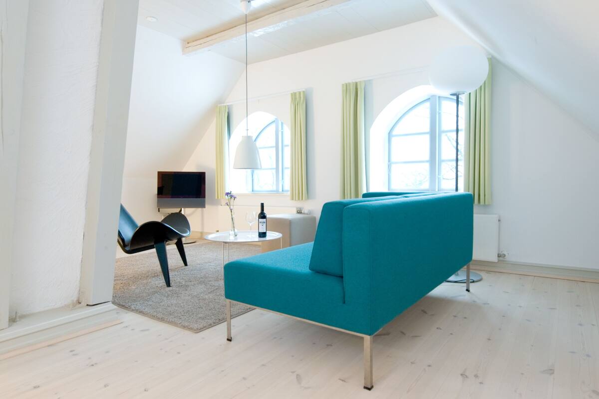 suite | living room | flat-screen tv