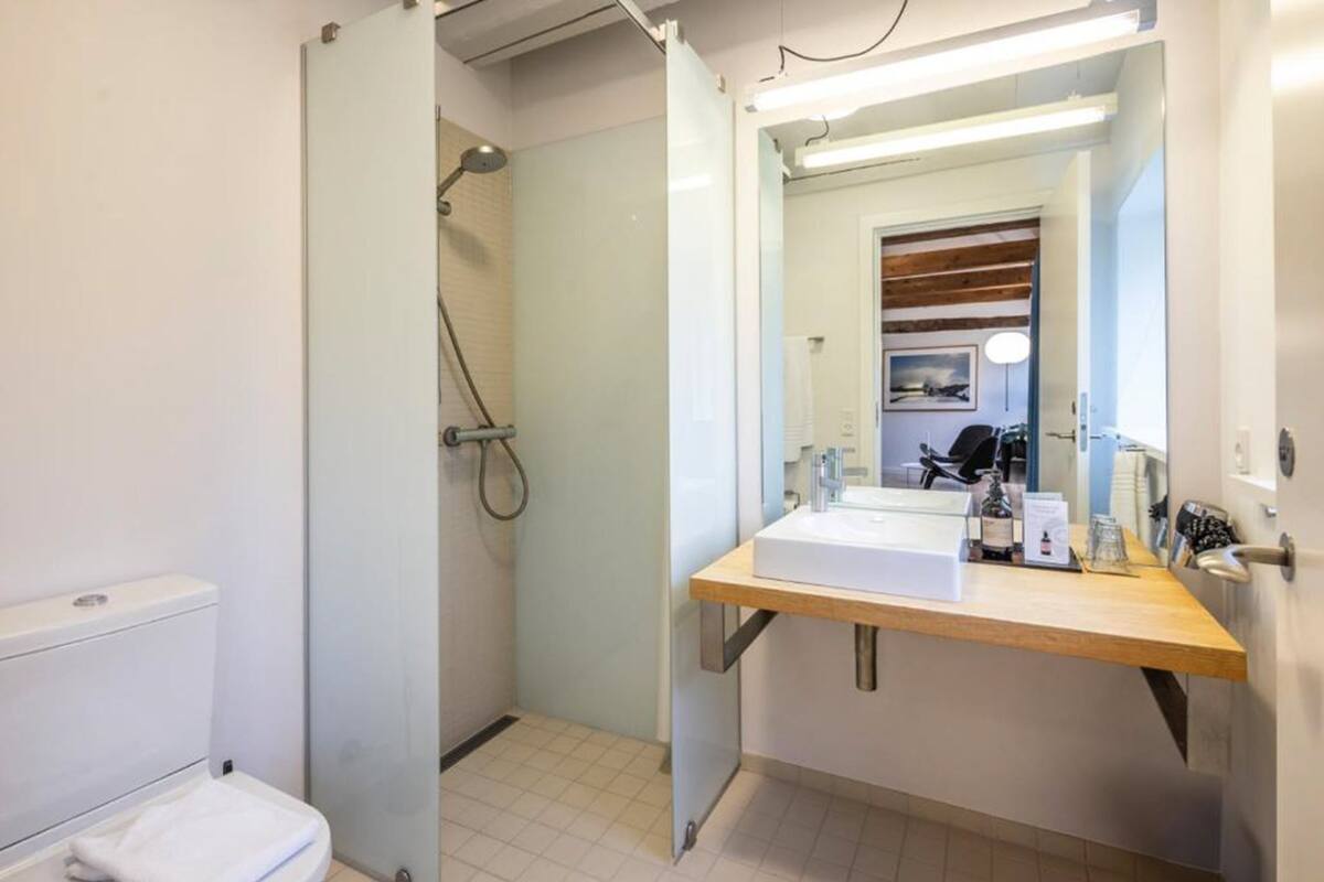 junior suite, fireplace | bathroom | hair dryer, towels, soap, shampoo