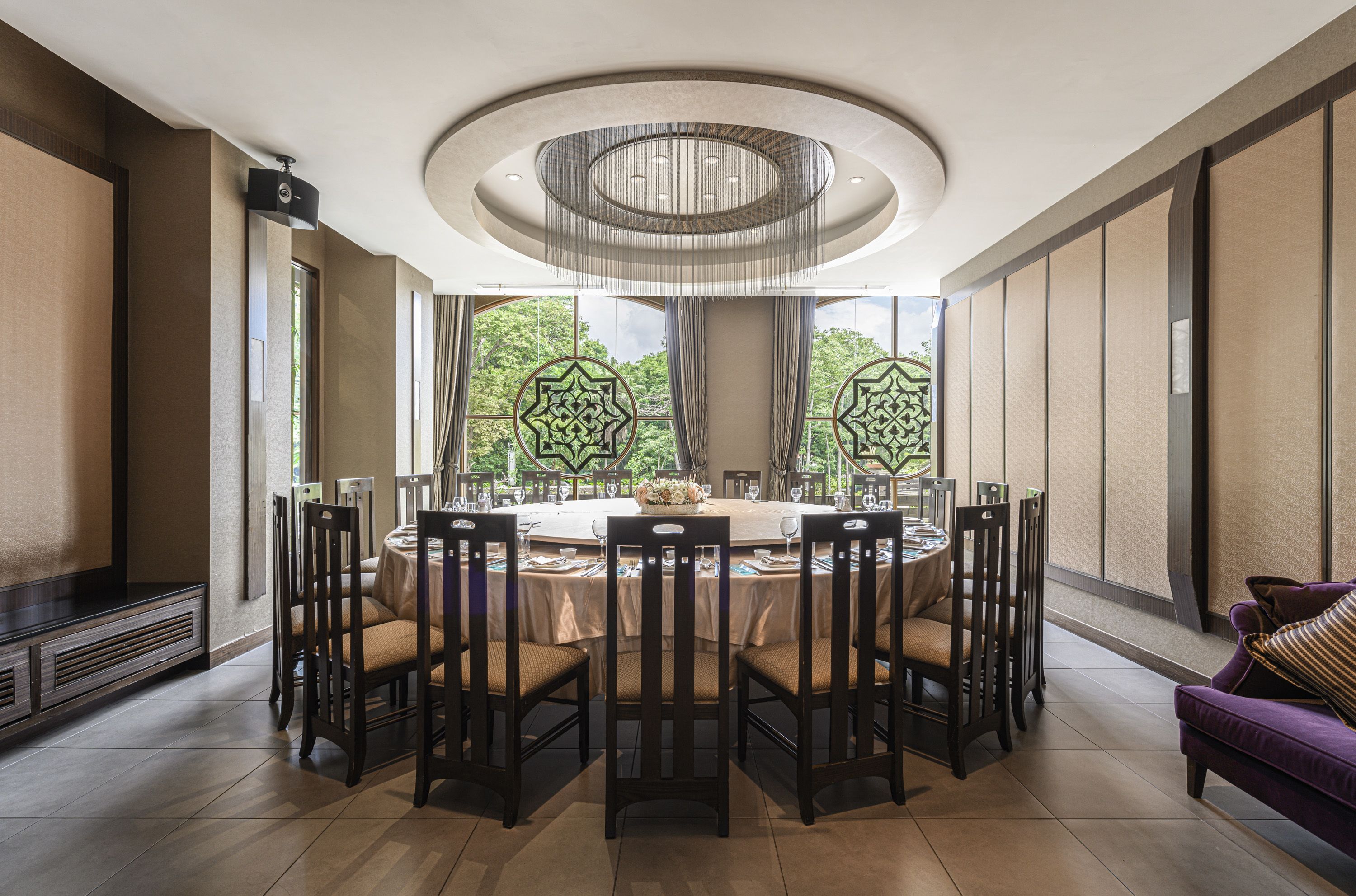 4 restaurants, breakfast, lunch, dinner served; chinese cuisine