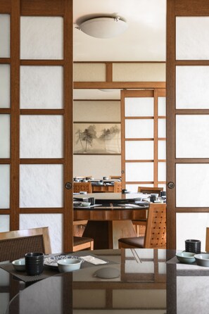 4 restaurants; breakfast, lunch and dinner served