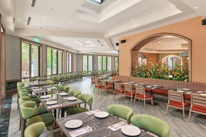 4 restaurants servant le petit déjeuner, spécialités Cuisine chinoise