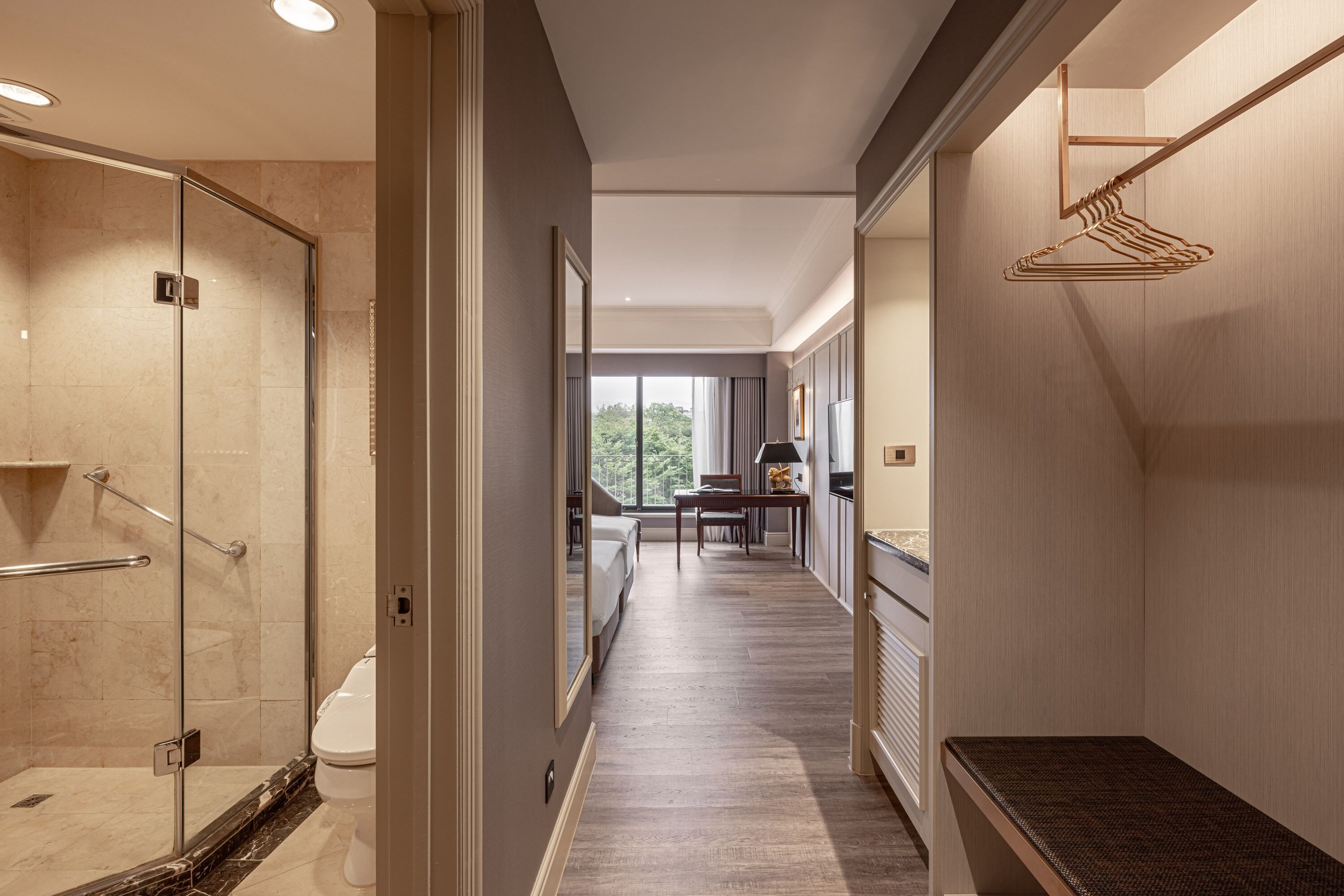 deluxe twin room | down duvets, minibar, blackout curtains, iron/ironing board