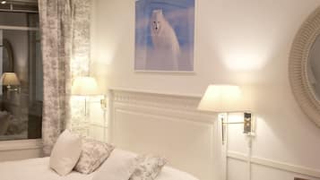 خزنة داخل الغرفة ومكتب ومكواة/لوح كي وواي فاي مجانًا