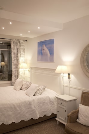 Deluxe-rum | Värdeförvaringsskåp på rummet, skrivbord och strykjärn/strykbräda