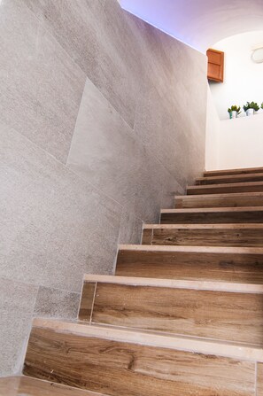 Seprai Frette Italia, meja kerja, tirai kedap cahaya, dan kedap suara