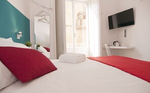 Økonomi-dobbeltrom, 1 queensize-seng | Italienske Frette-laken, skrivebord, blendingsgardiner og lydisolert
