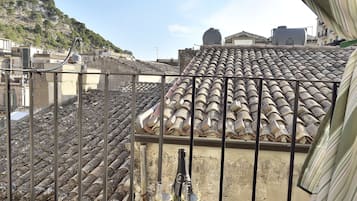 Camera doppia, balcone, edificio separato | Vista città