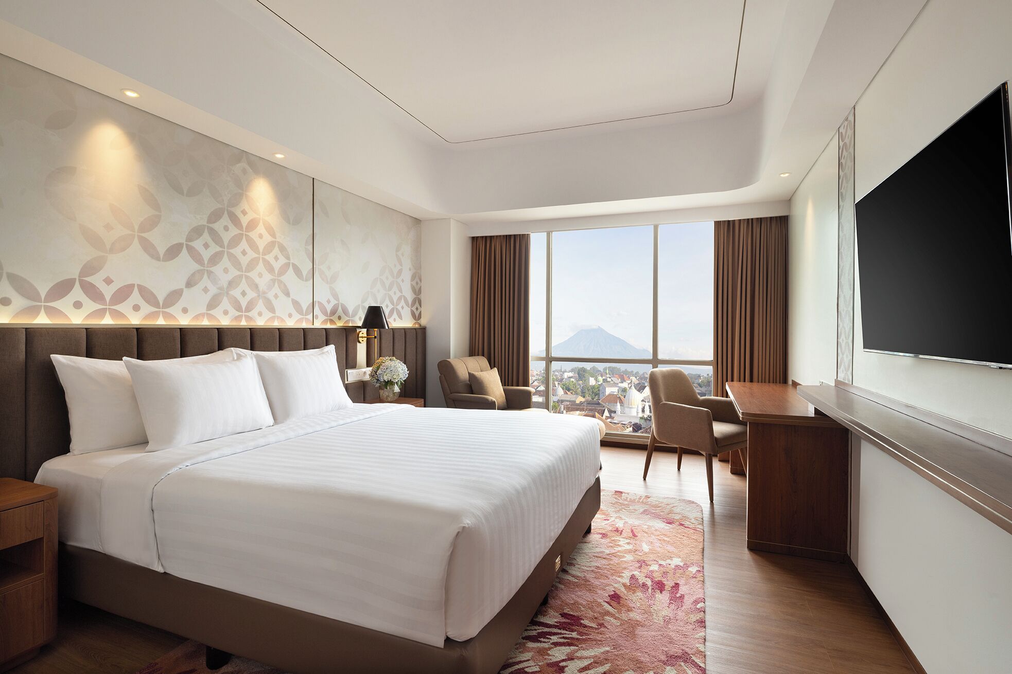 Premier King | Premium bedding, in-room safe, desk, laptop workspace
