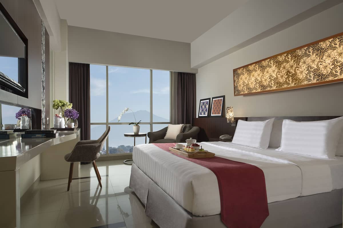 premium bedding, in-room safe, desk, laptop workspace