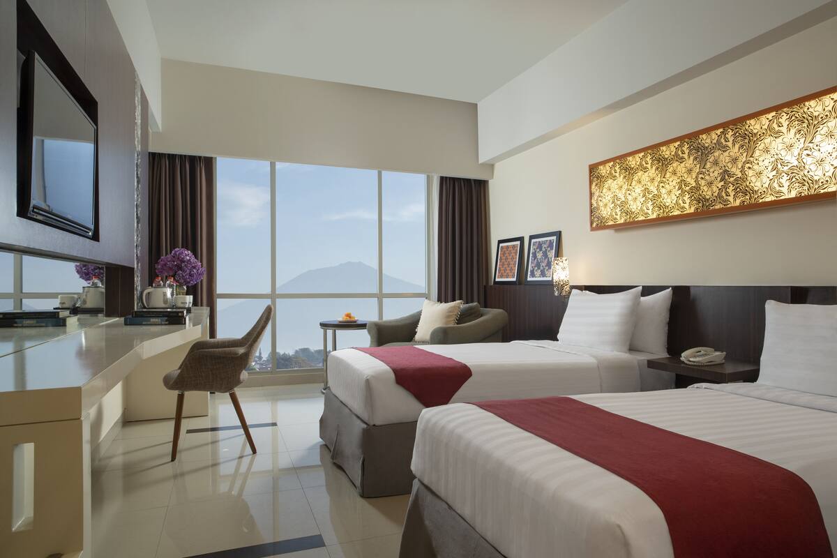 premium twin | premium bedding, in-room safe, desk, laptop workspace