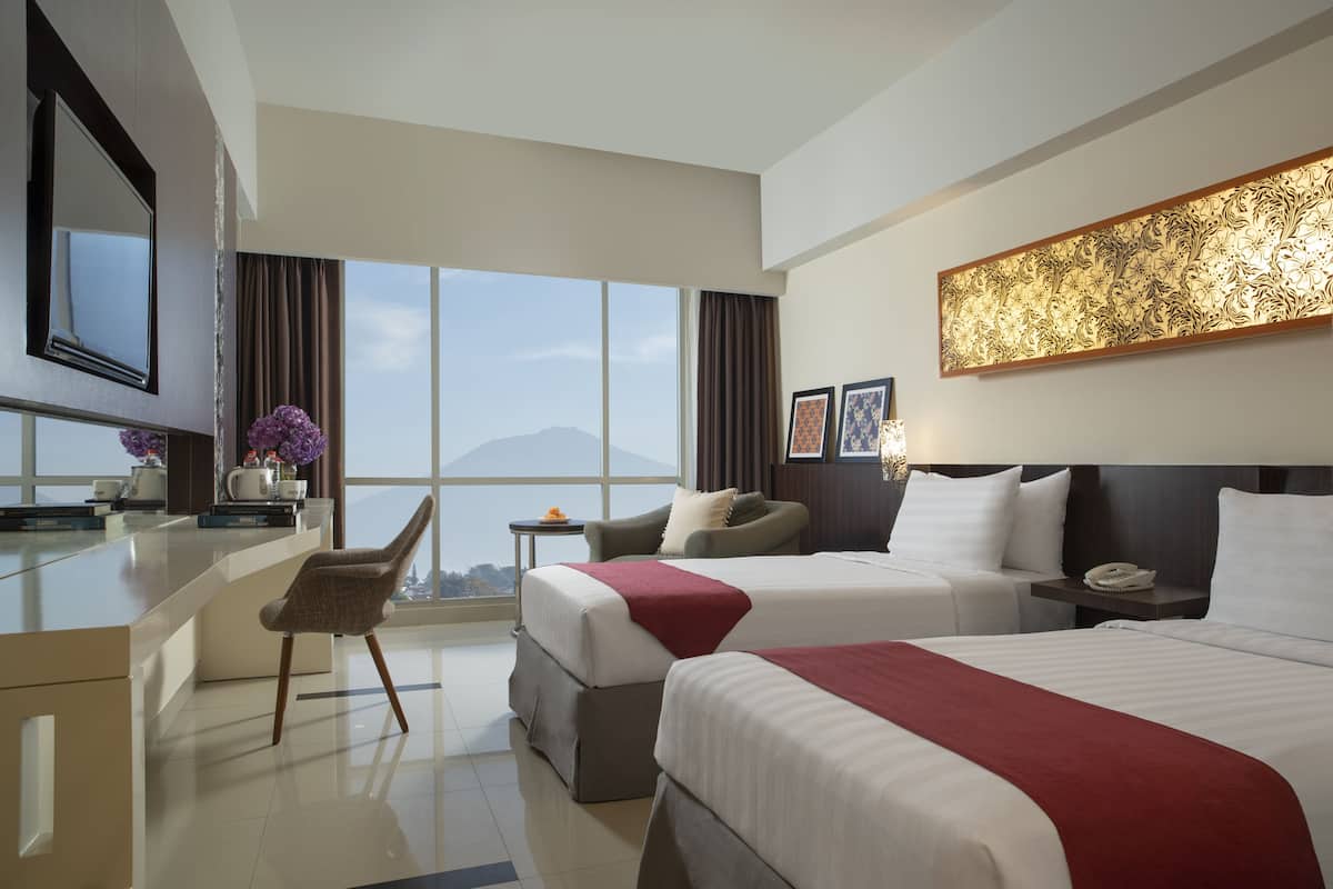 Premium Twin | Premium bedding, in-room safe, desk, laptop workspace