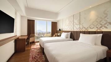 Premier Twin | Premium bedding, in-room safe, desk, laptop workspace