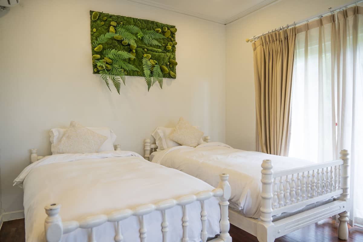 1 bedroom, Egyptian cotton sheets, hypo-allergenic bedding, down duvets