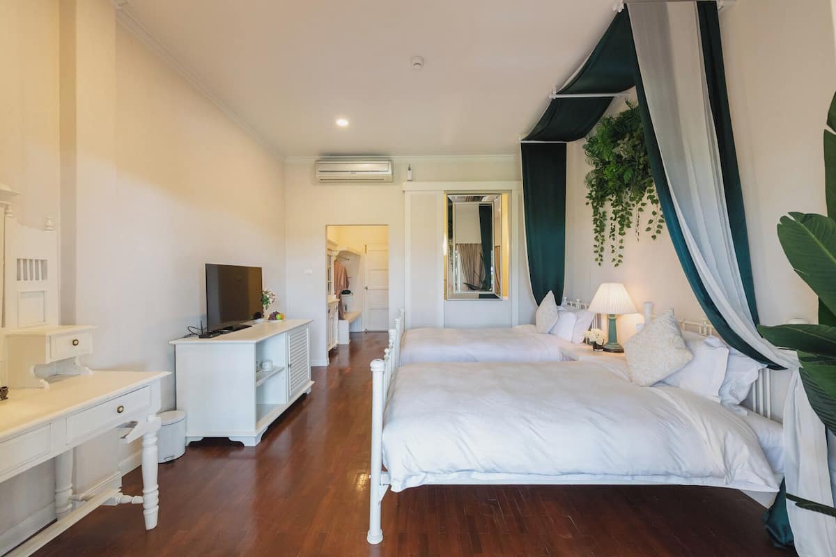 1 bedroom, Egyptian cotton sheets, hypo-allergenic bedding, down duvets