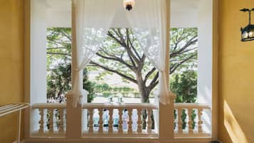 Standard Twin Room | Living area | 42-inch LED TV with digital channels, TV, MP3 dock