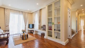 Exclusive Double Room | Living area | 42-inch LED TV with digital channels, TV, MP3 dock