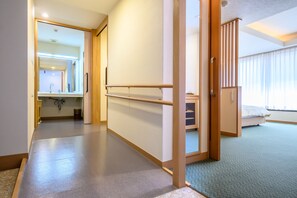 客房内保险箱、办公桌、遮光窗帘、免费 WiFi