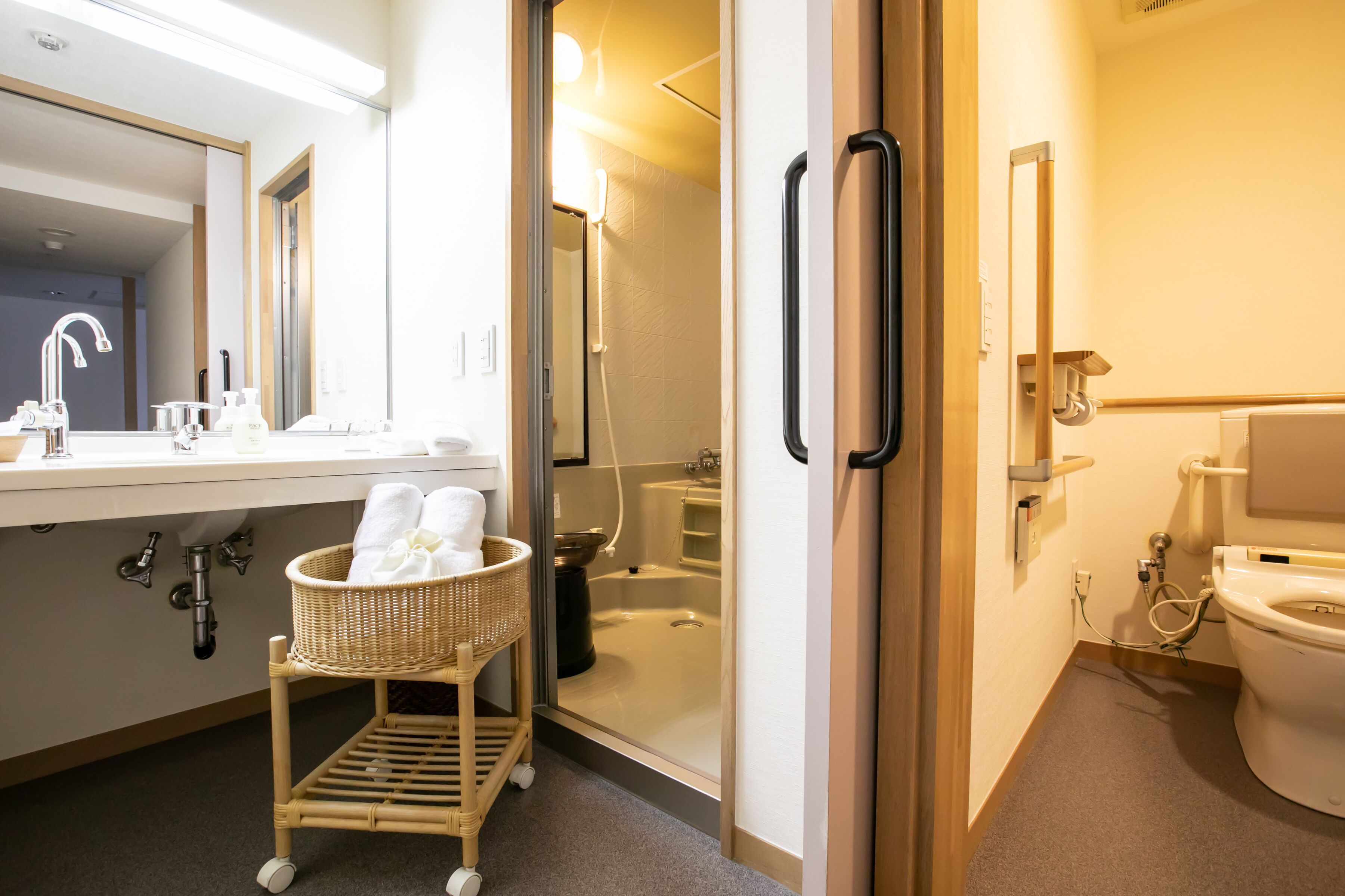 universal twin room, non smoking (no view, accessible) | bathroom | separate bathtub and shower, free toiletries, hair dryer, slippers