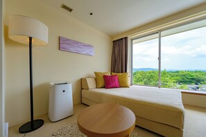 Chambre Deluxe, non-fumeurs (2 Beds + 1 Extra Bed) | Coffres-forts dans les chambres, bureau, rideaux occultants