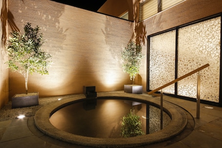 Couples treatment rooms, body treatments, facials, massages