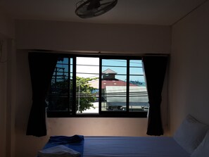 Desk, free WiFi - Coffee Island - Hostel (Koh Samui)