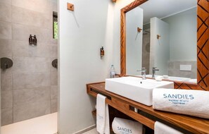 Shower, free toiletries, hair dryer - Baobab Beach Resort (Nungwi)