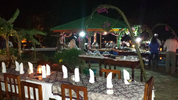 Breakfast, lunch, dinner served; Italian cuisine