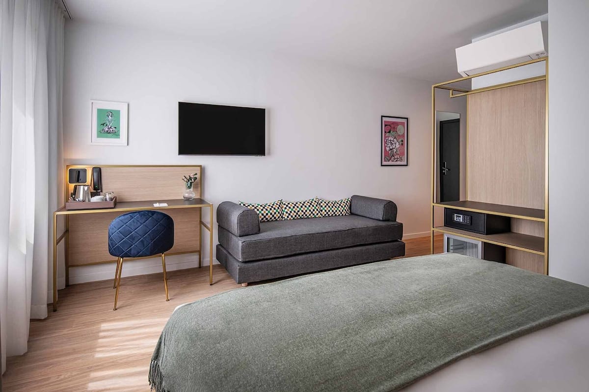 Kamar Triple Klasik (Family) | Minibar, brankas, didekorasi berbeda-beda, dan meja kerja