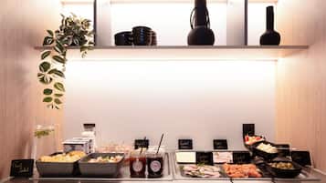 Un buffet proposant divers plats et agrémenté d’une plante.
