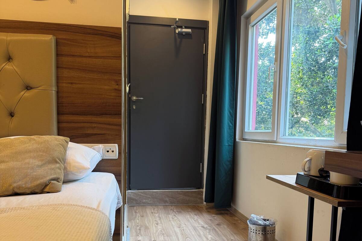 Standard Single Room | Soundproofing, iron/ironing board (on request), WiFi (free), bed sheets