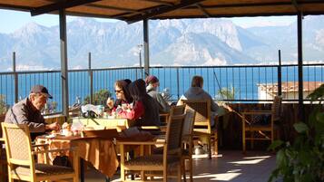 Tempat makan outdoor