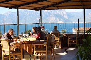 รับประทานอาหารกลางแจ้ง