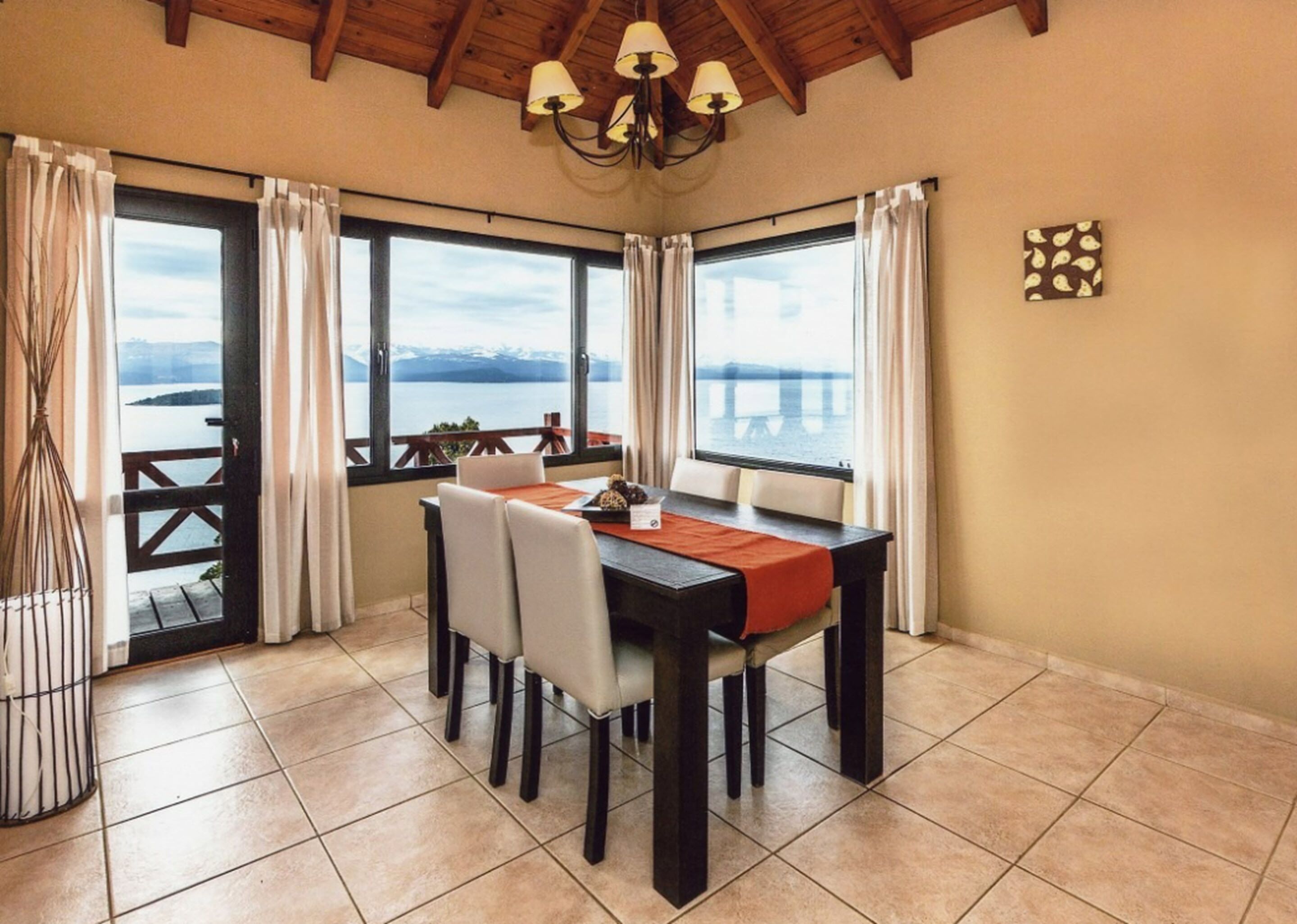 deluxe apartment, 2 bedrooms, lake view | living room