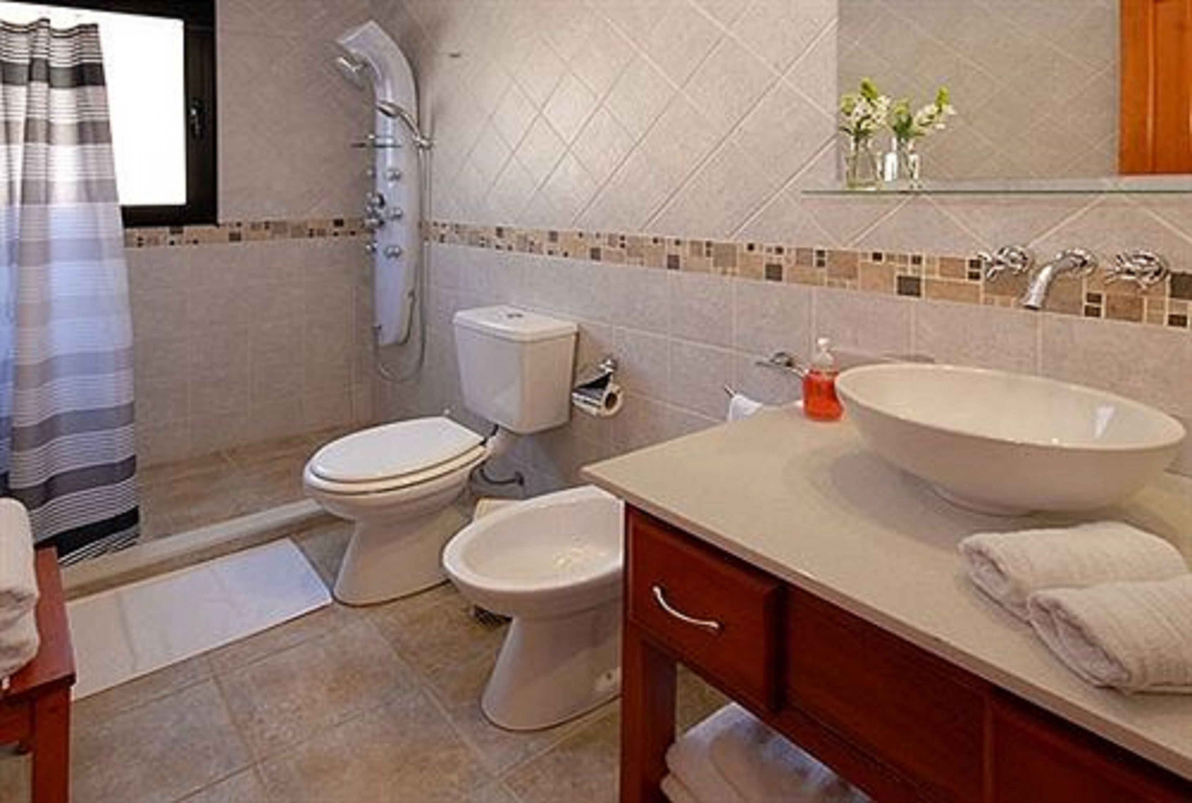 superior apartment, 2 bedrooms, lake view | bathroom | free toiletries, bidet, towels