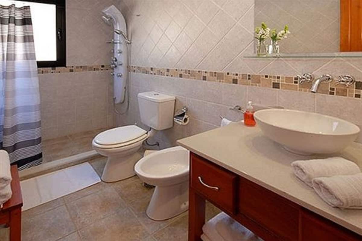 superior apartment, 2 bedrooms, lake view | bathroom | free toiletries, bidet, towels